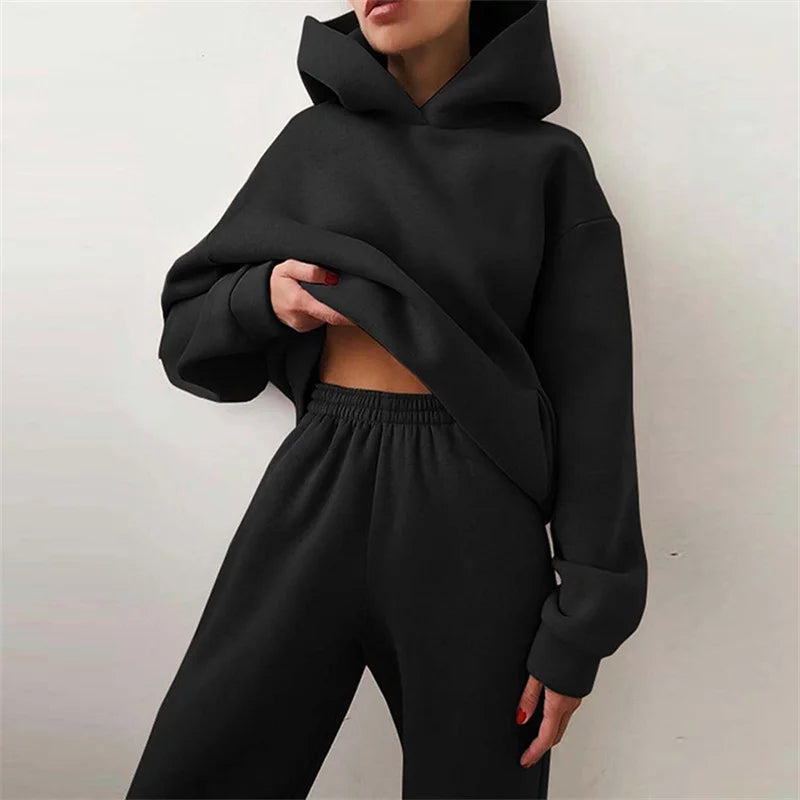 Chándal oversize Kythera de mujer en negro: sudadera con capucha y pantalón cargo